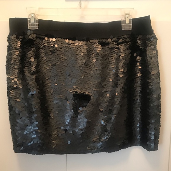 Black sequins BCBG mini skirt - Picture 2 of 3